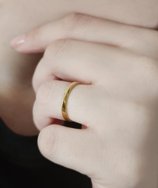 woman wearing simple and thin mobius twist wedding ring